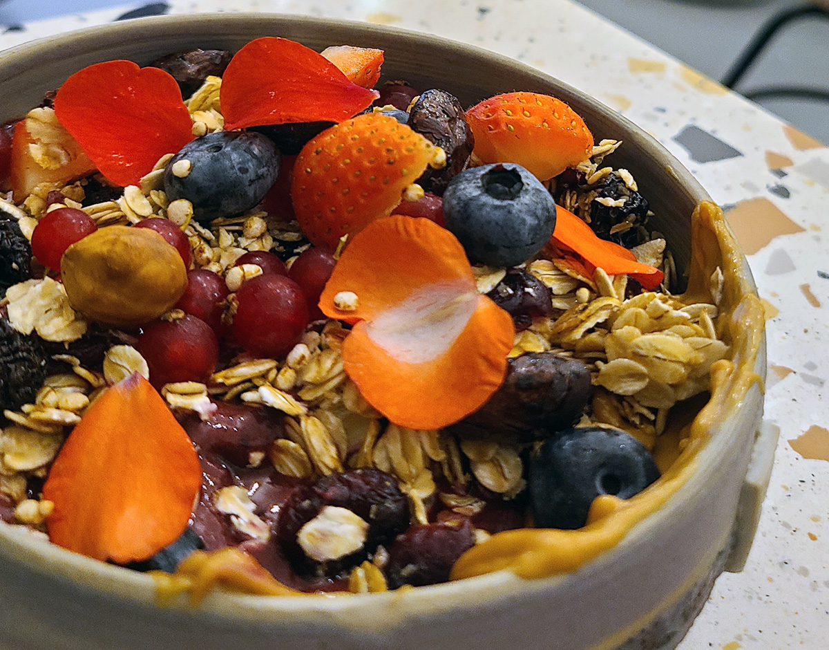 קערת אסאי, גרנולה ופירות טריים ב-Szimply בבודפשט. צילום: מגזין שותים