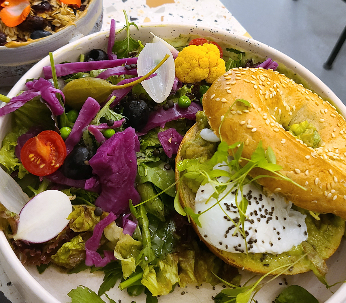 בייגל אבוקדו וביצה עלומה ב-Szimply בבודפשט. צילום: מגזין שותים