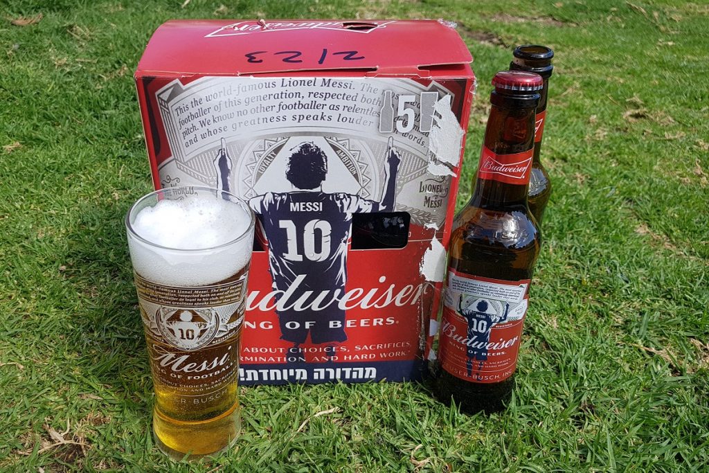 מארז בירה Budweiser Messi, 5 בקבוקים וכוס. צילום: מגזין שותים