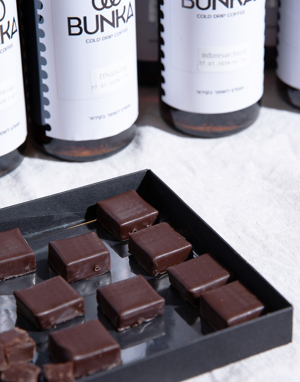 פרלין שוקולד-קפה של Bunka ו-Ika Chocolate. צילום: יעקב בלומנטל