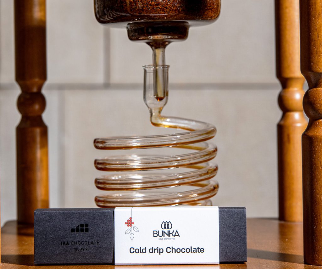 שוקולד של בונקה ואיקה עם קפה בחליטה קרה עם שמנת. צילום: יעקב בלומנטל