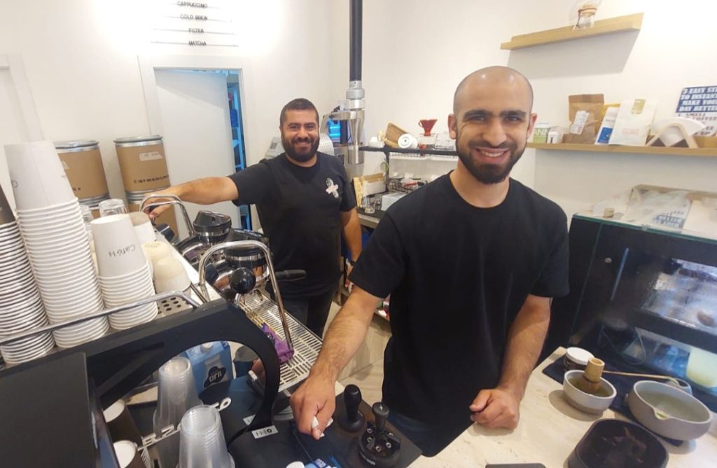 חסן דלק ושחאדה אבו שחאדה מקפה 14 ביפו. צילום: איתי שקד