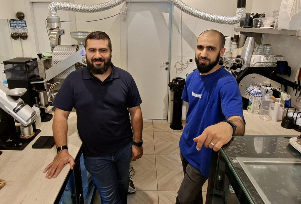 חסן דלק ושחאדה אבו שחאדה השותפים בקפה 14 ביפו (צילום: איתי שקד)