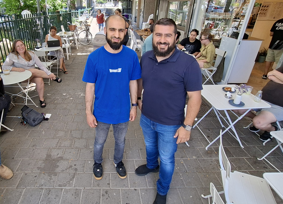 "קודם כל הרגשנו שבאזור הזה של העיר יש צורך, היה חוסר" - מימין: שחאדה אבו-שחאדה וחסן דלק (צילום: איתי שקד)