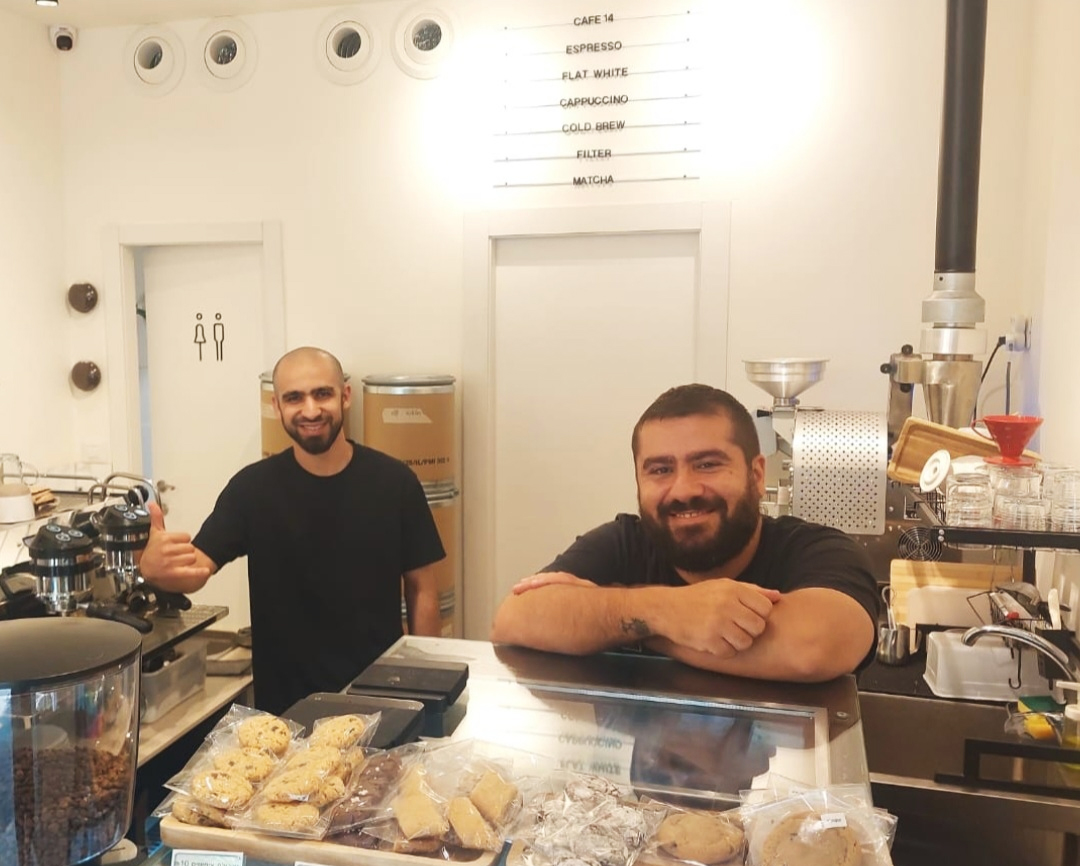 שחאדה אבו שחאדה וחסן דלק מקפה 14 ביפו. צילום: איתי שקד