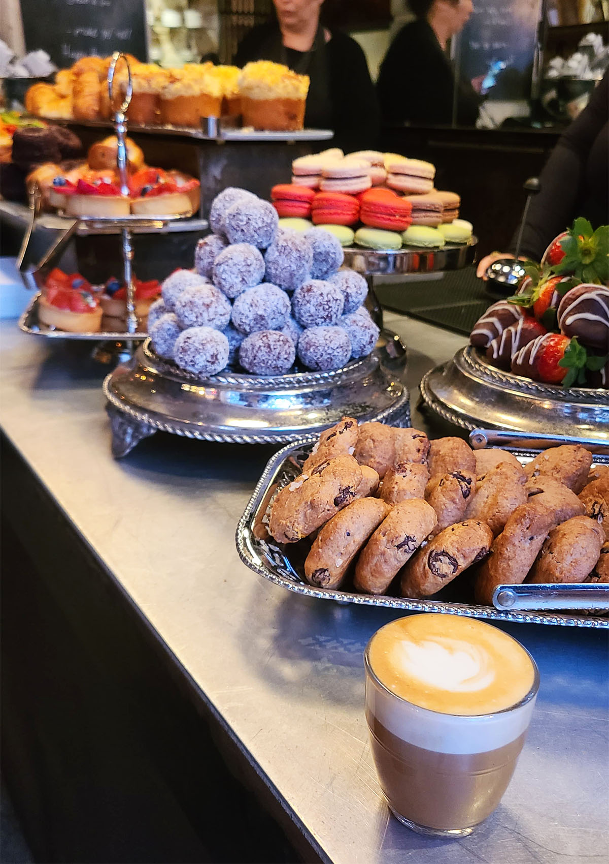 מאפים, מתוקים ונשנושים באירוע ההשקה של קפה 16. צילום: מגזין שותים