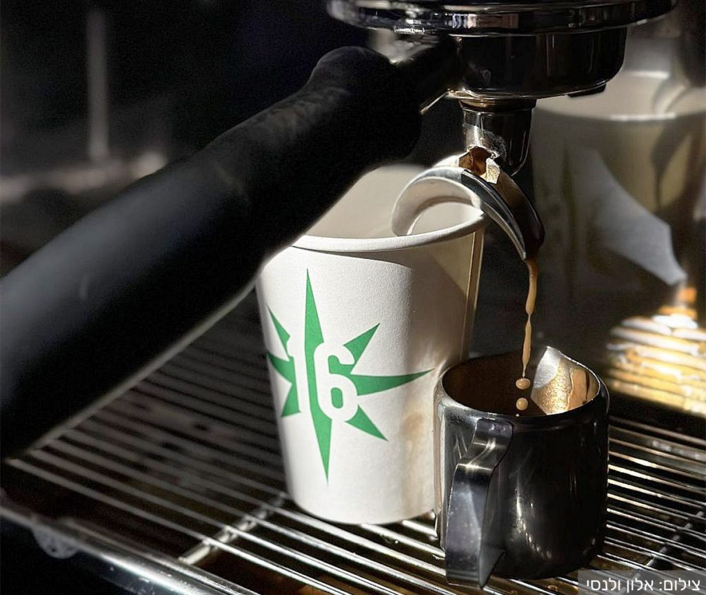 אספרסו בבית הקפה קפה 16 של רותי ברודו. צילום: אלון ולנסי