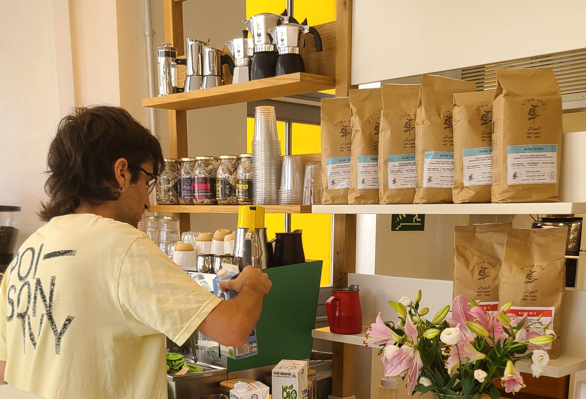 בריסטה בבית הקפה קפה אלג'יר בכיכר ביאליק בתל אביב. צילום: מגזין שותים
