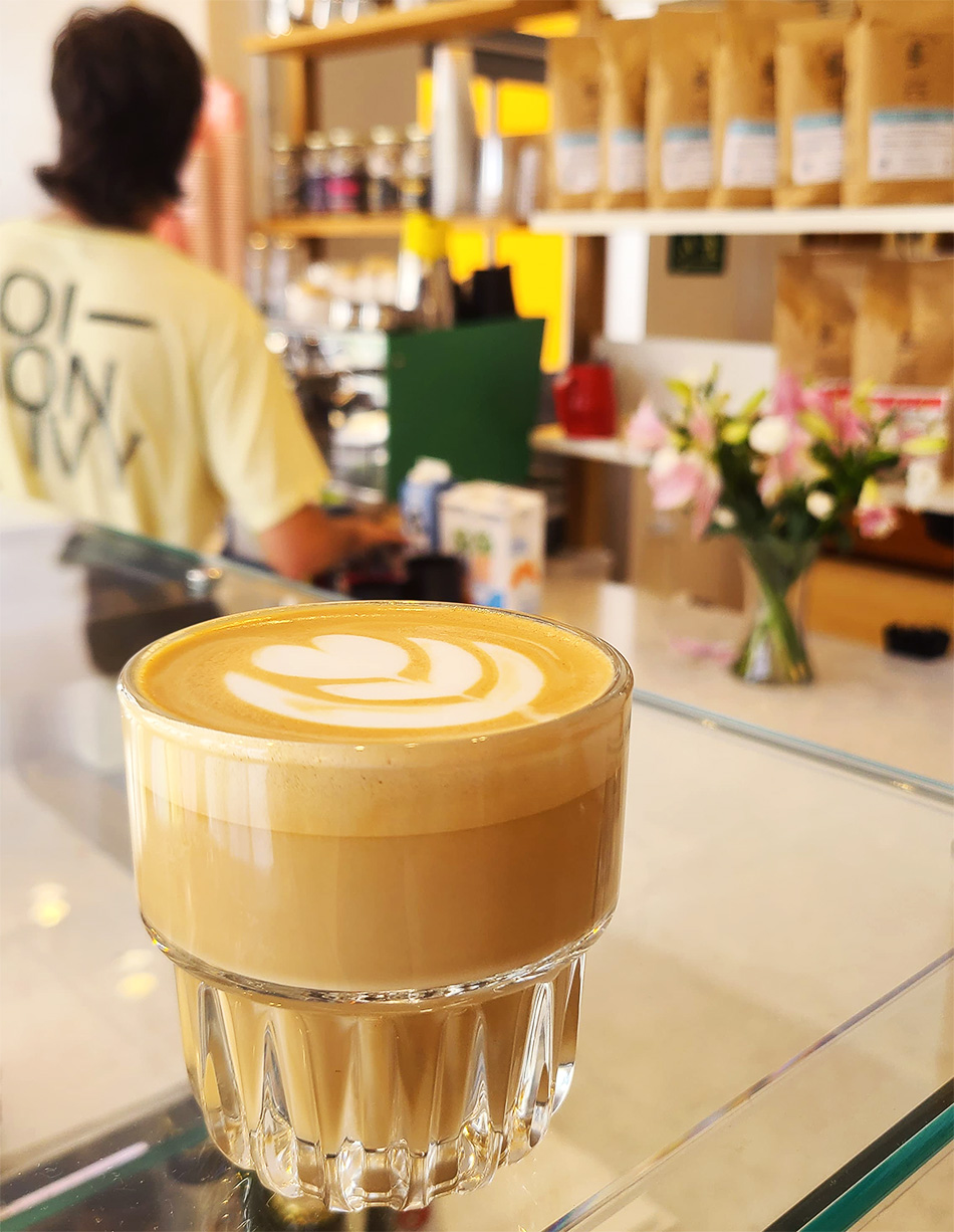 קפוצ'ינו קטן בקפה אלג'יר - 13 ש"ח. צילום: מגזין שותים