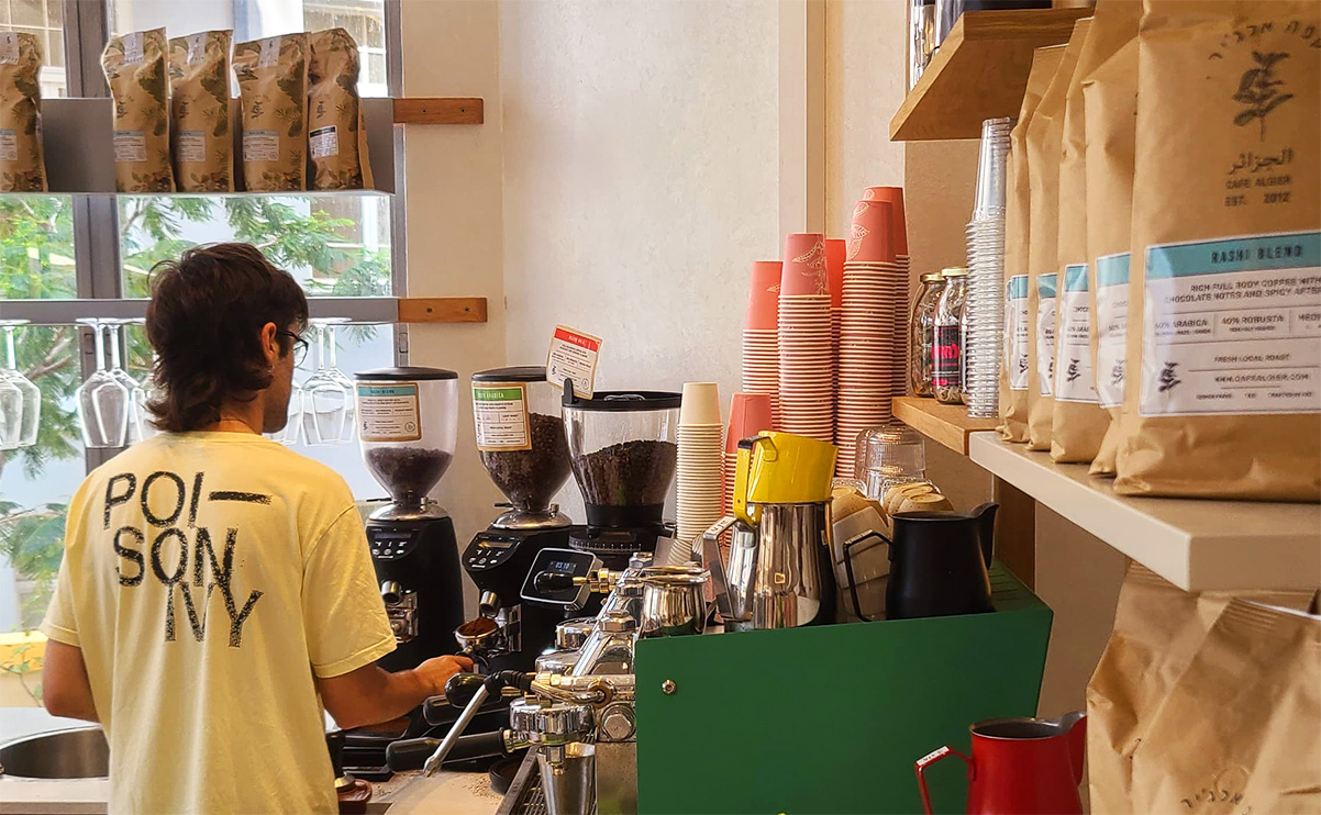 שלוש מטחנות לבחירה בבית הקפה אלג'יר בכיכר ביאליק. צילום: מגזין שותים