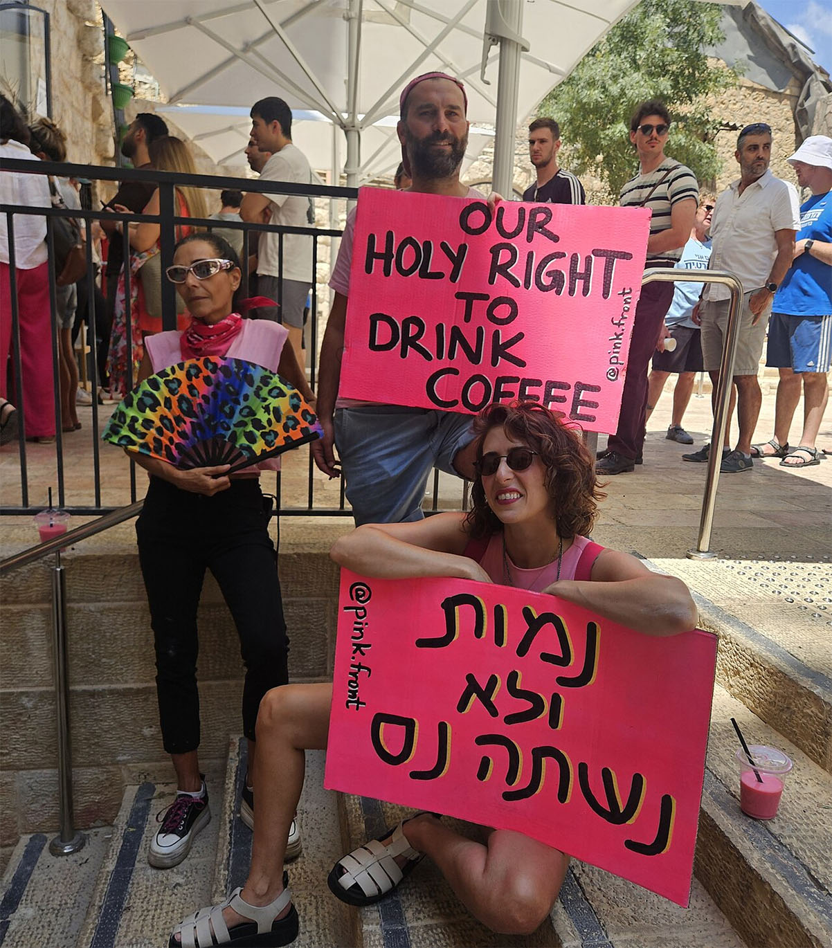 מהצד השני - מפגינים בעד פתיחת קפה בסמטה בשבת (צילום: פנחס שטרן)