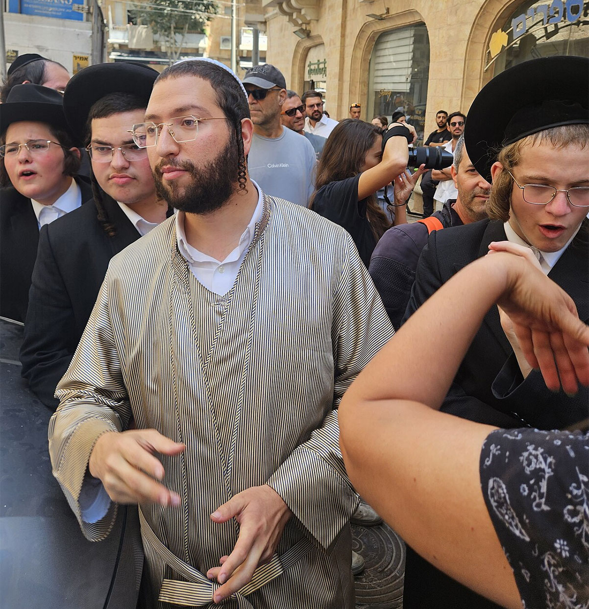 מוחים חרדים נגד פתיחת "קפה בסמטה" בירושלים בשבת (צילום: פנחס שטרן)