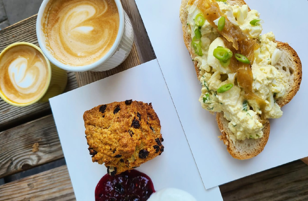 קפוצ'ינו, סקונס אחד ופרוסת חלה עם סלט ביצים בקפה בית בפלורנטין. צילום: מגזין שותים