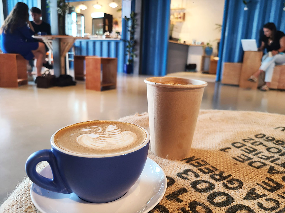 גם הכוסות בכחול - קפוצ'ינו בקפה בלו ביפו. צילום: מגזין שותים