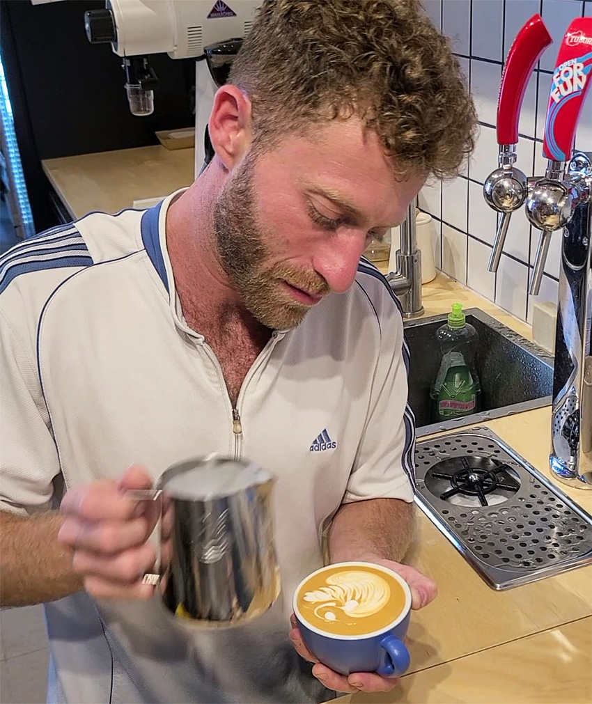 יונתן גבאי בבית הקפה Cafe Blue בנמל יפו. צילום: מגזין שותים