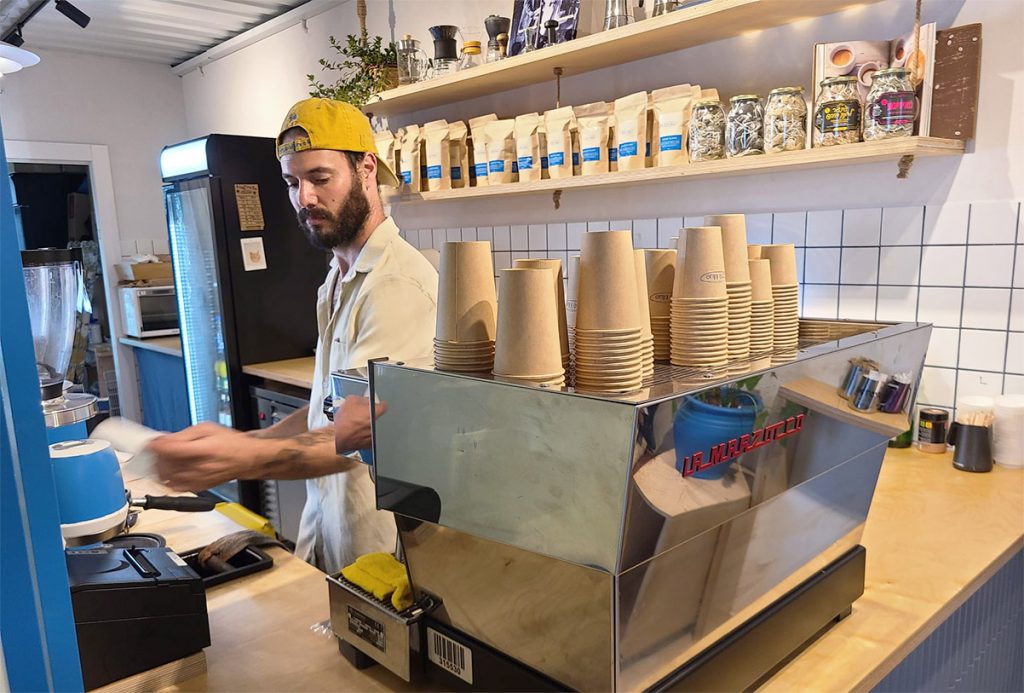 מתן רחמן - קפה בלו בבית המכולות בנמל יפו. צילום: מגזין שותים