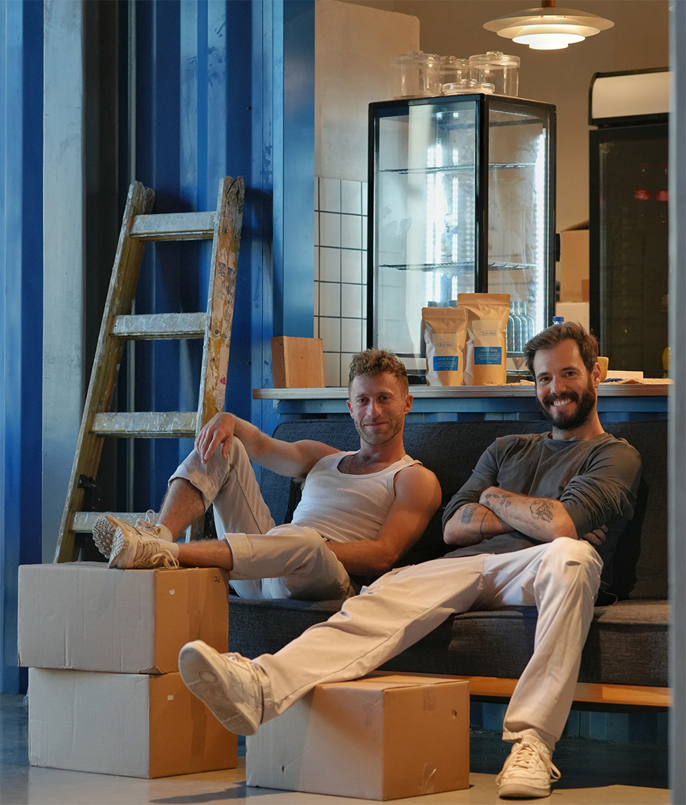 מתן רחמן ויונתן גבאי מקפה בלו ביפו. צילום: מתן רחמן