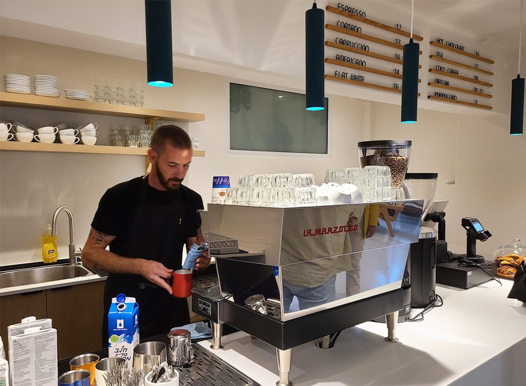 בריסטה מכין קפה במכונת לה מרזוקו בבית הקפה לילי ברחוב שינקין בתל אביב. צילום: מגזין שותים