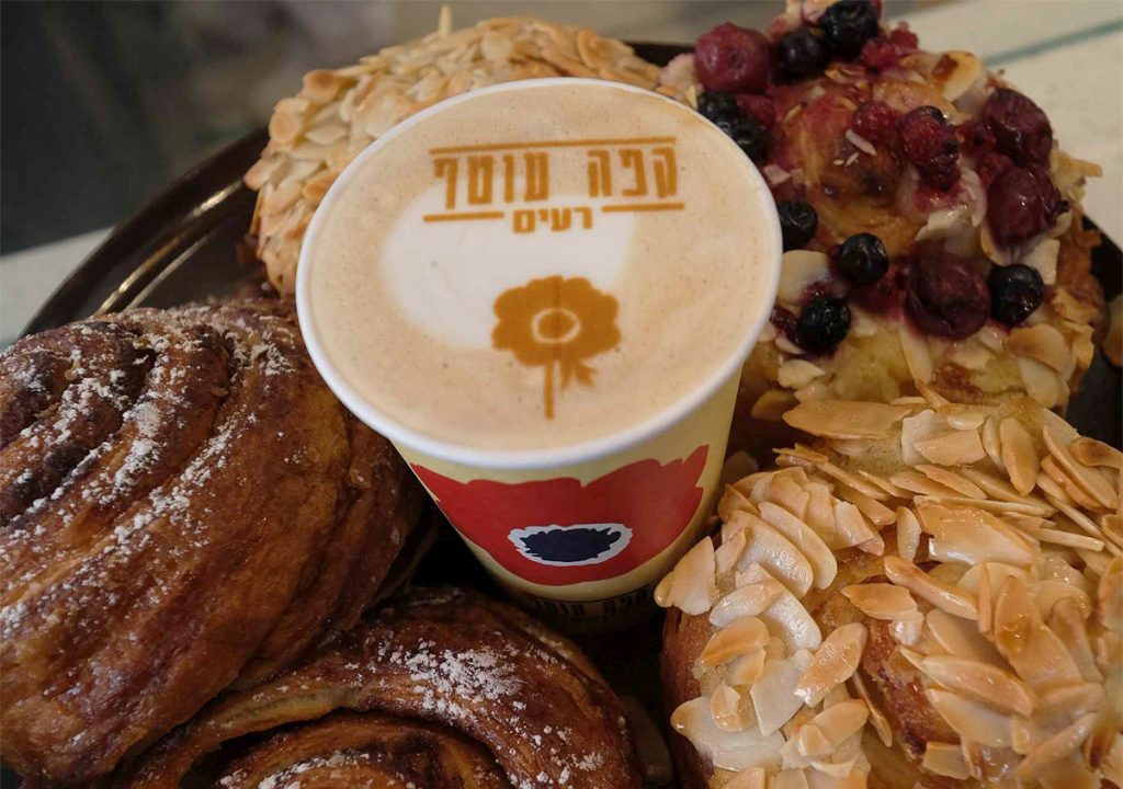 קפוצ'ינו ומאפים בבית הקפה "קפה עוטף - רעים". צילום: סיון פרג'