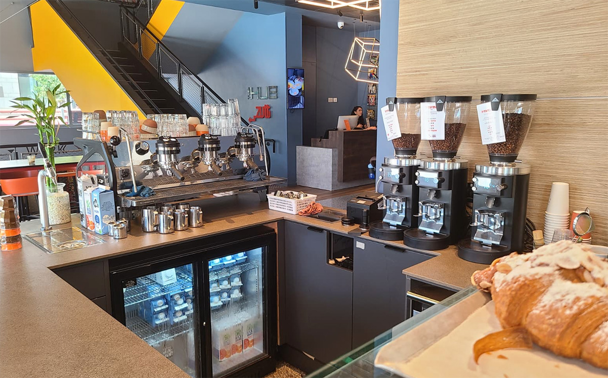 מיקום המטחנות מעודד שיח ובחירה מגוונת יותר של פולים בעת ההזמנה - קפה שאולה. צילום: מגזין שותים