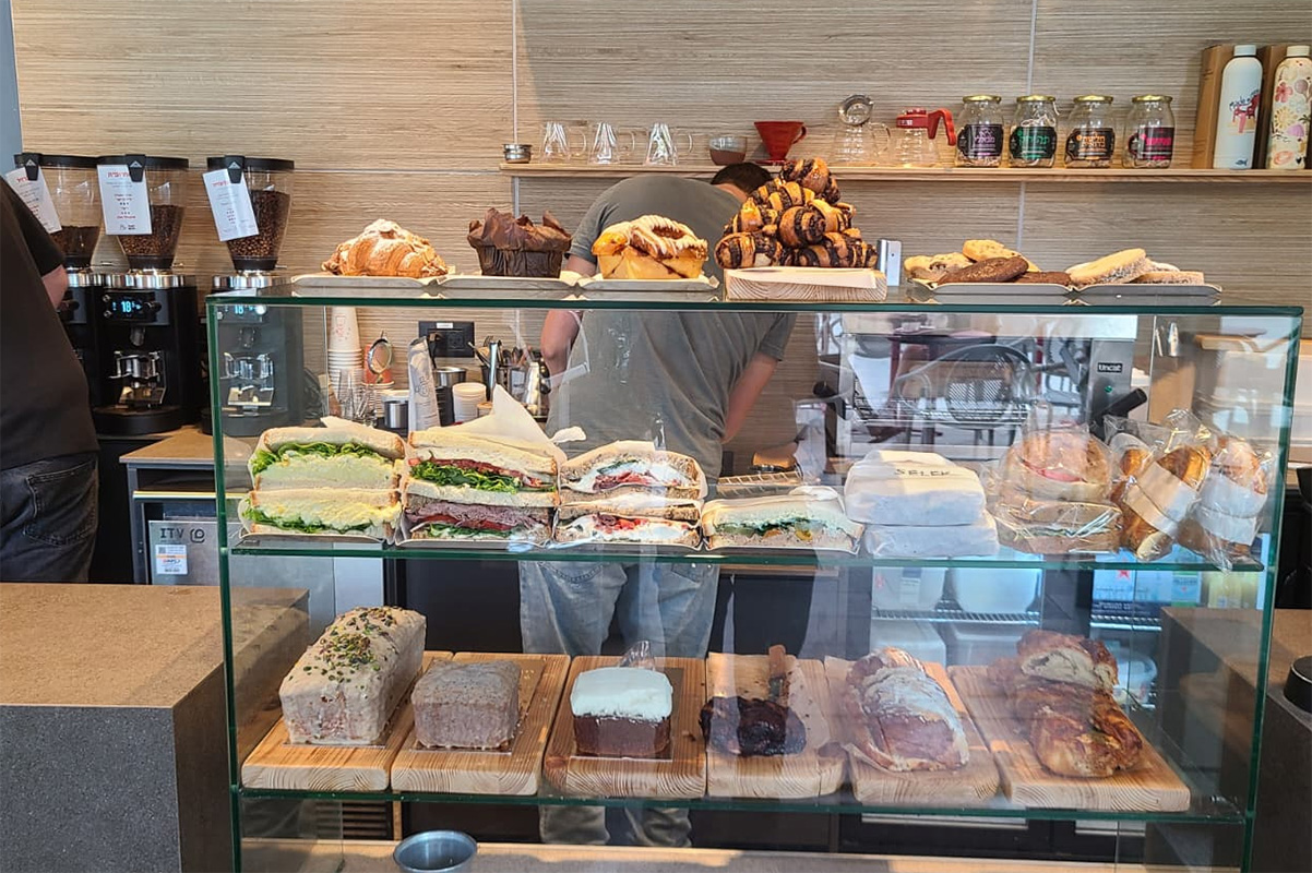 תפריט אוכל קליל של כריכים, מאפים ועוגות לצד הקפה בשאולה. צילום: מגזין שותים