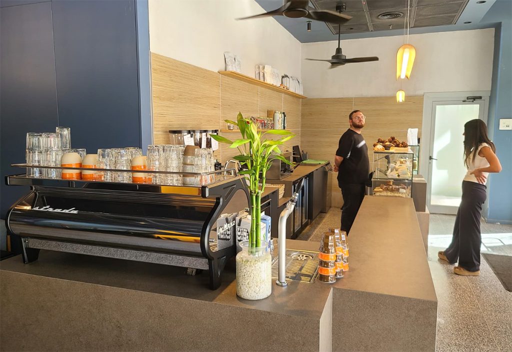 קפה שאולה - בית קפה ספיישלטי ראשון מזרחית לאבן גבירול בתל אביב. צילום: מגזין שותים