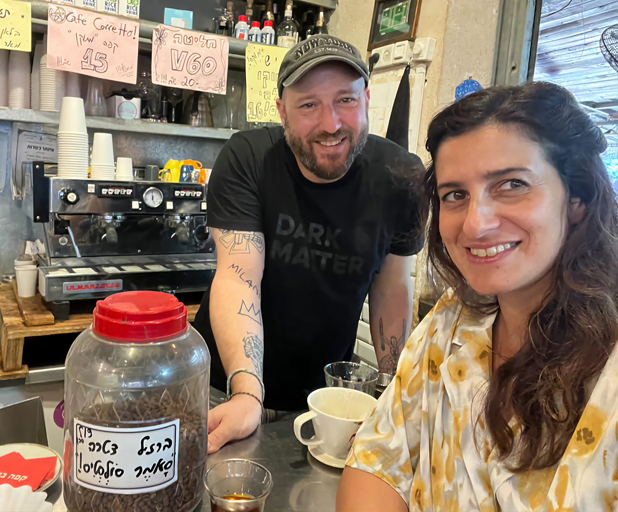 הבלוגרית דיקלה דנינו, איתי שקד ופולי ברזיל דטרה בקפה בשוק. צילום: דיקלה דנינו