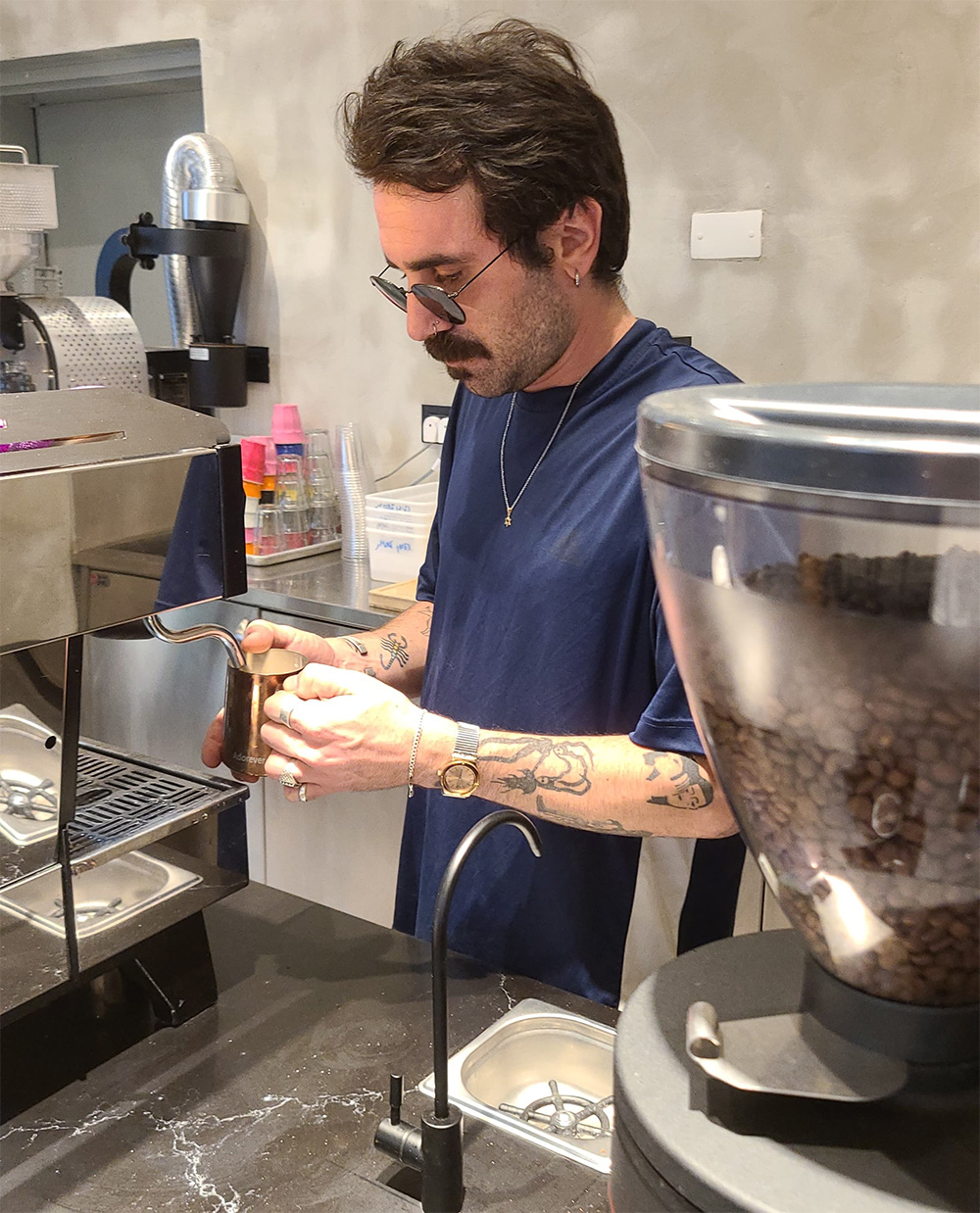 בריסטה בבית הקפה קפטיש בתל אביב. צילום: מגזין שותים