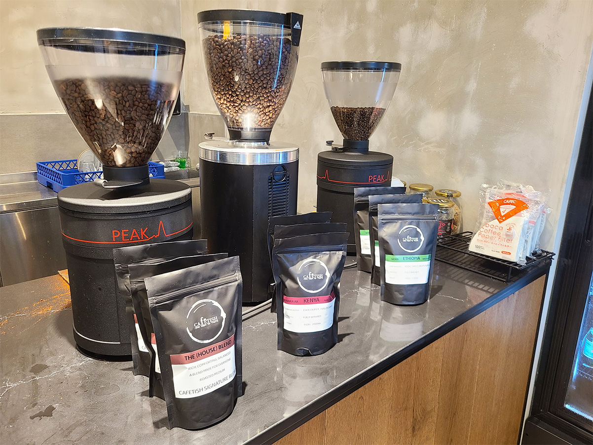 Cafetish - שלוש מטחנות עם אפשרות לבחור בין פולי קפה. צילום: מגזין שותים