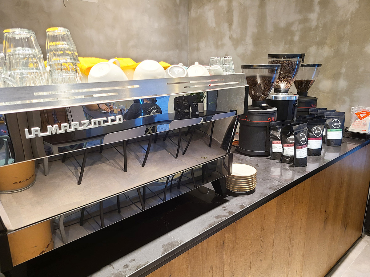 מכונת אספרסו של La Marzocco בבית הקפה קפטיש בתל אביב. צילום: מגזין שותים