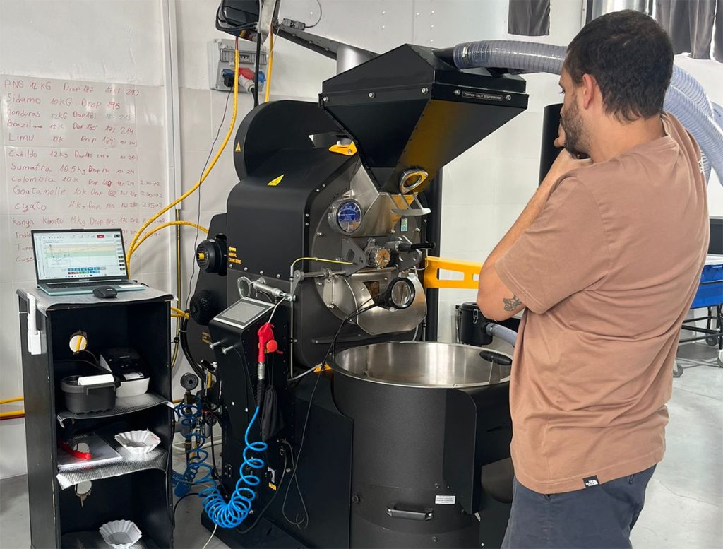 דניאל דיקסטרו בבית הקלייה החדש של קפה מאוריציו בראשון לציון. צילום: אנירן ארליך