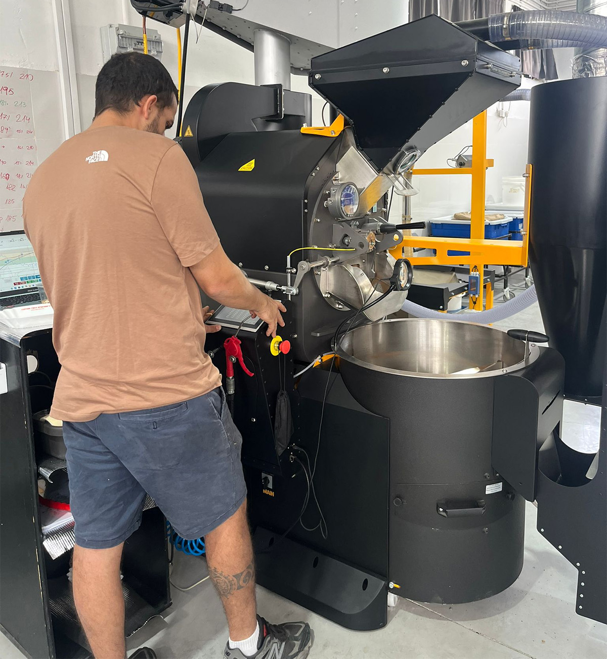 מכונת קלייה Ghibli R15 מתוצרת קופי-טק בבית הקלייה קפה מאוריציו. צילום: אנירן ארליך