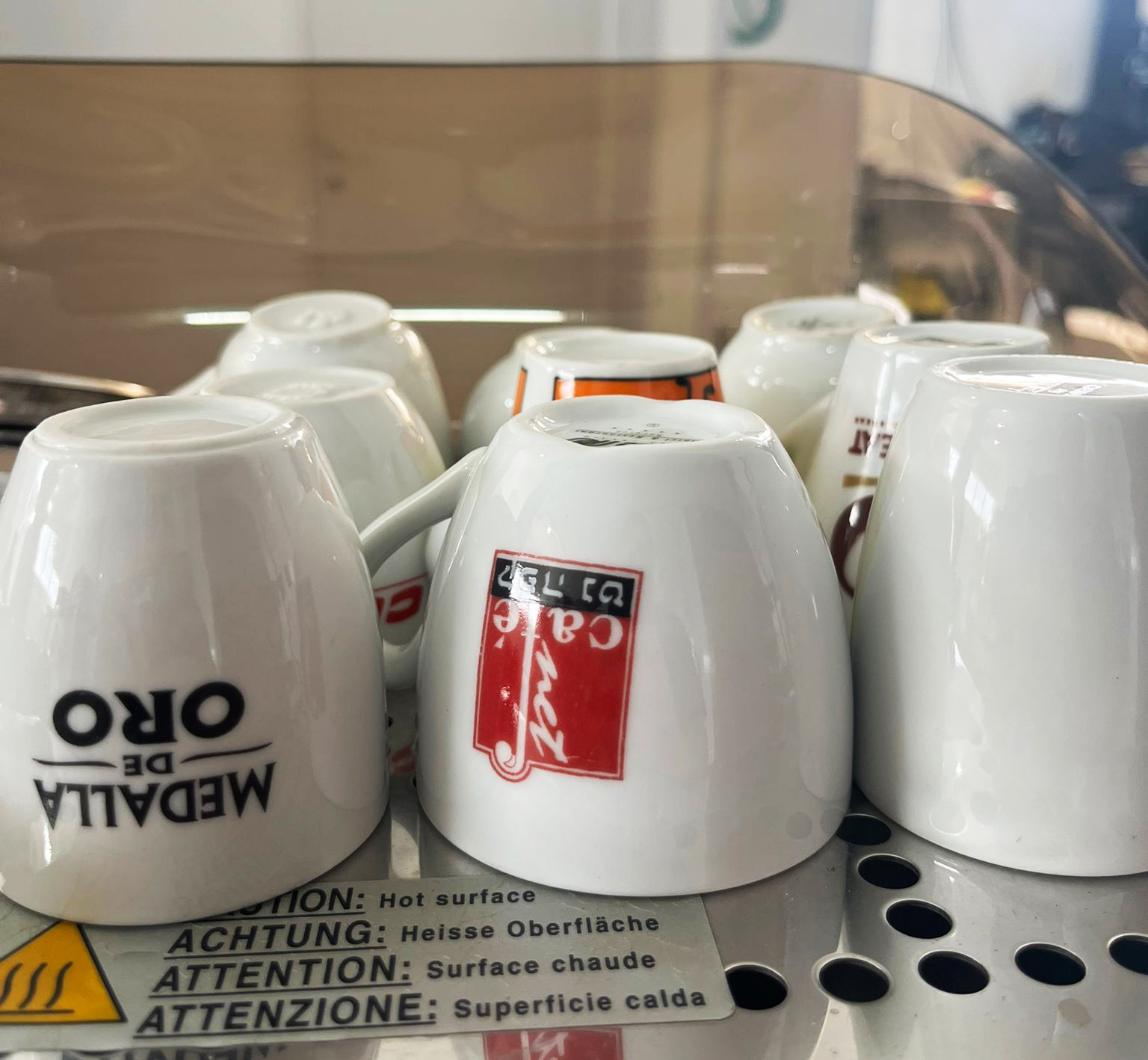 כוסות אספרסו ממותגות מהאוסף של מאוריציו דיקסטרו ז"ל. צילום: אנירן ארליך