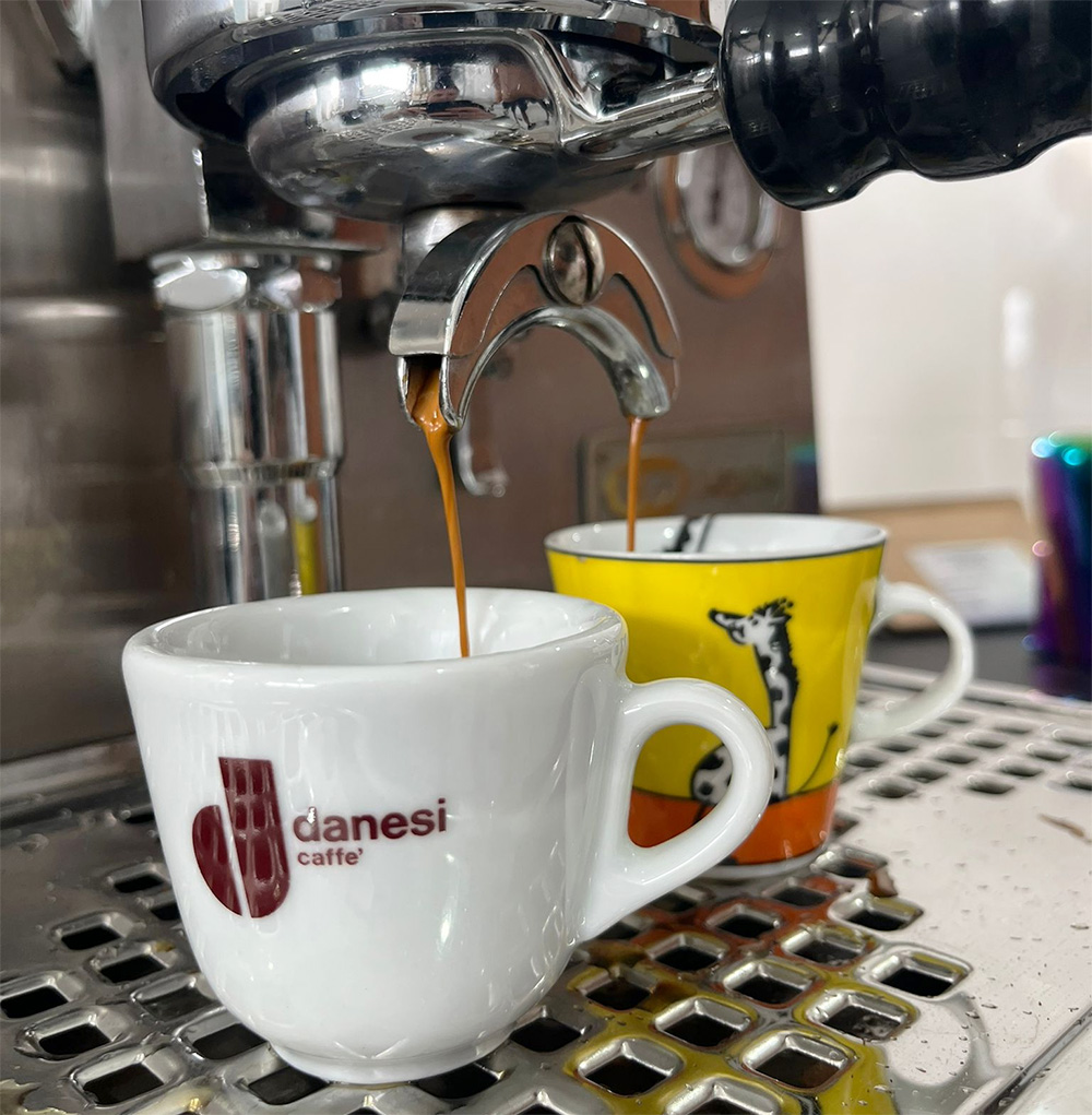 אספרסו ממכונת Faema E61 בכוסות ממותגות מהאוסף של מאוריציו. צילום: אנירן ארליך