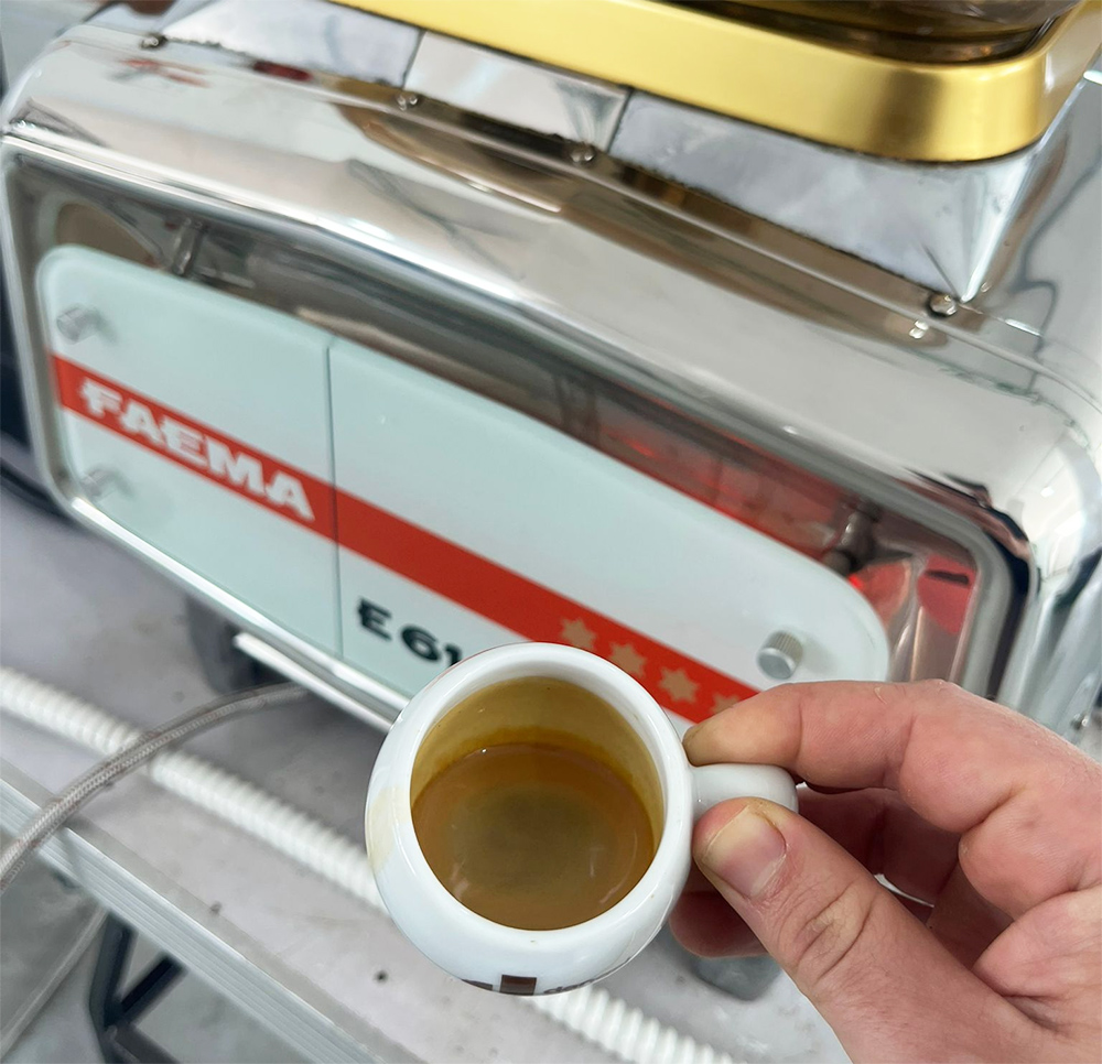 אספרסו ממכונת Faema E61 עתיקה. צילום: אנירן ארליך