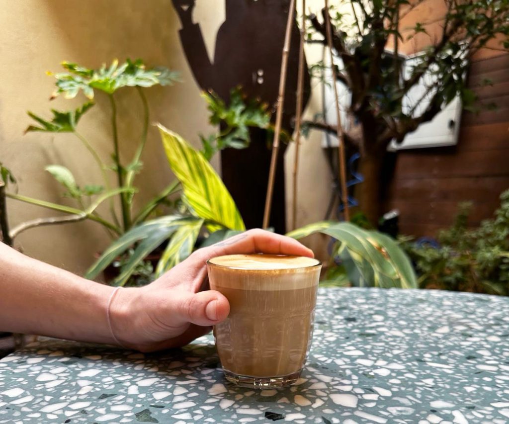 קפוצ'ינו בקפה יוסף בשוק הכרמל. צילום: מור בת-חן