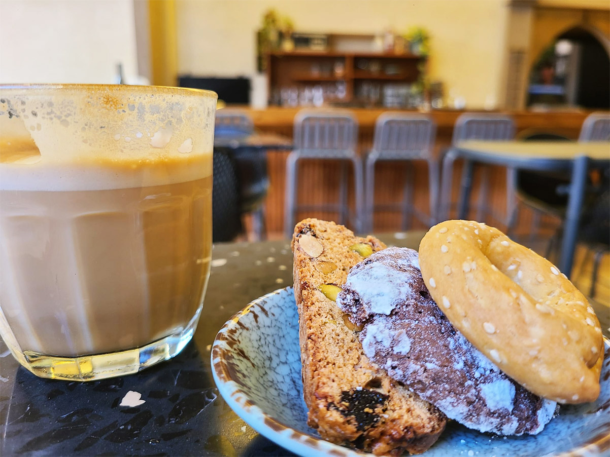 העוגיות של סבתא שולי וסבתא רחל בקפה יוסף בשוק הכרמל. צילום: מגזין שותים