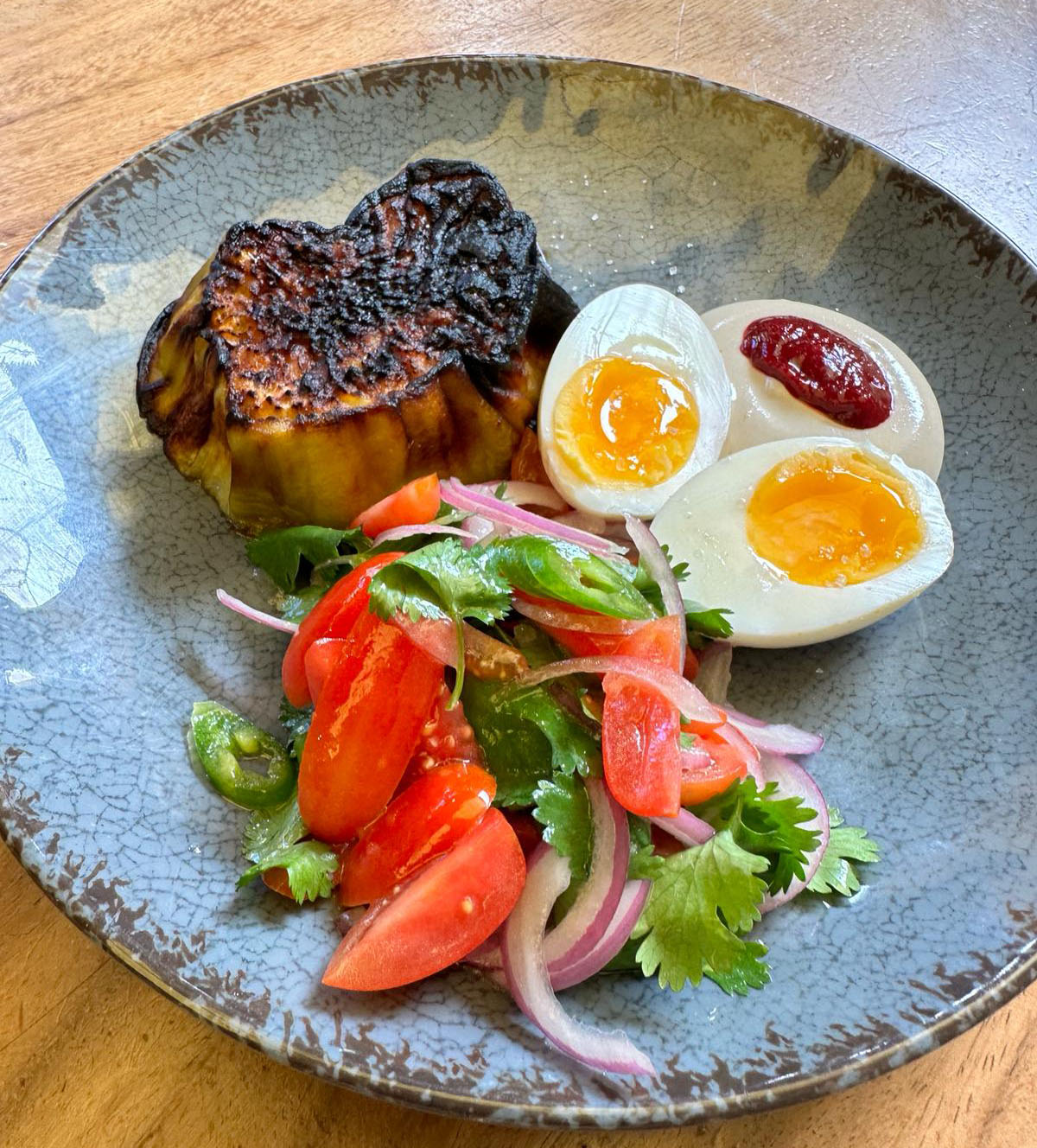 סטייק חציל של פנדה עם טחינה, צ'אטני סלק, ביצה רכה, סלט ופיתה ענן. צילום: מור בת-חן