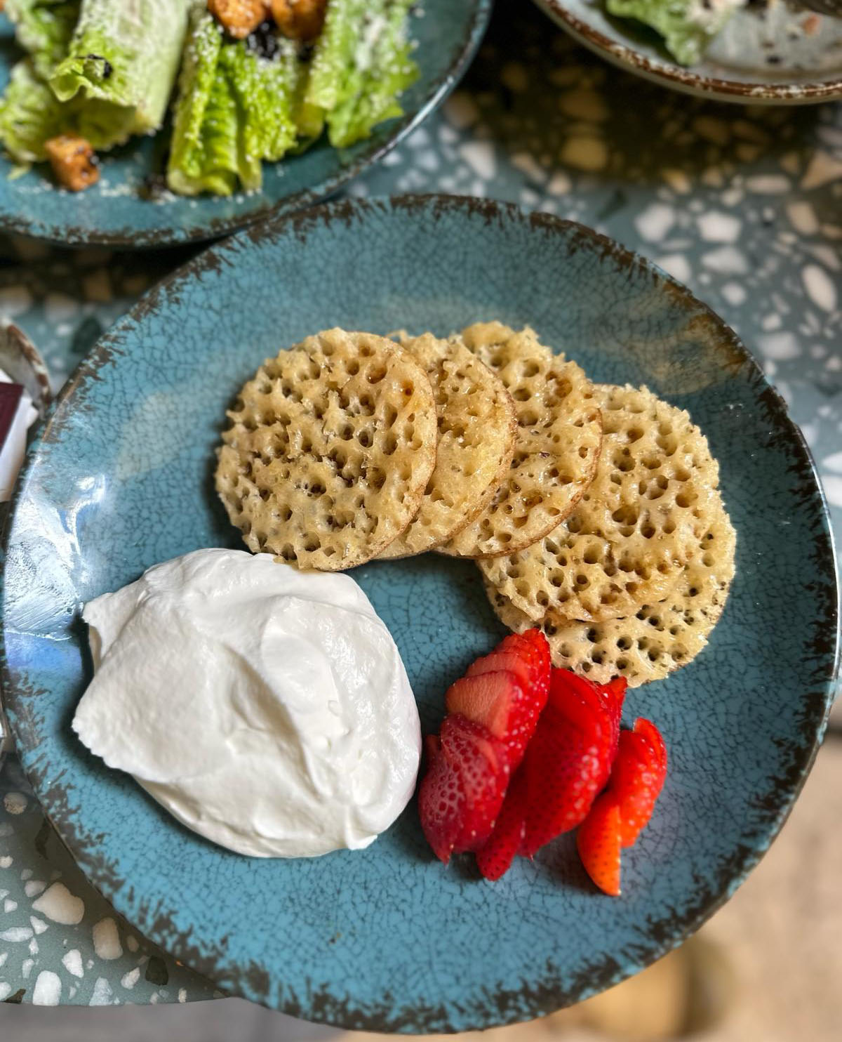 פנקייקים/לחוחים עם תותים וקצפת. צילום: מור בת-חן