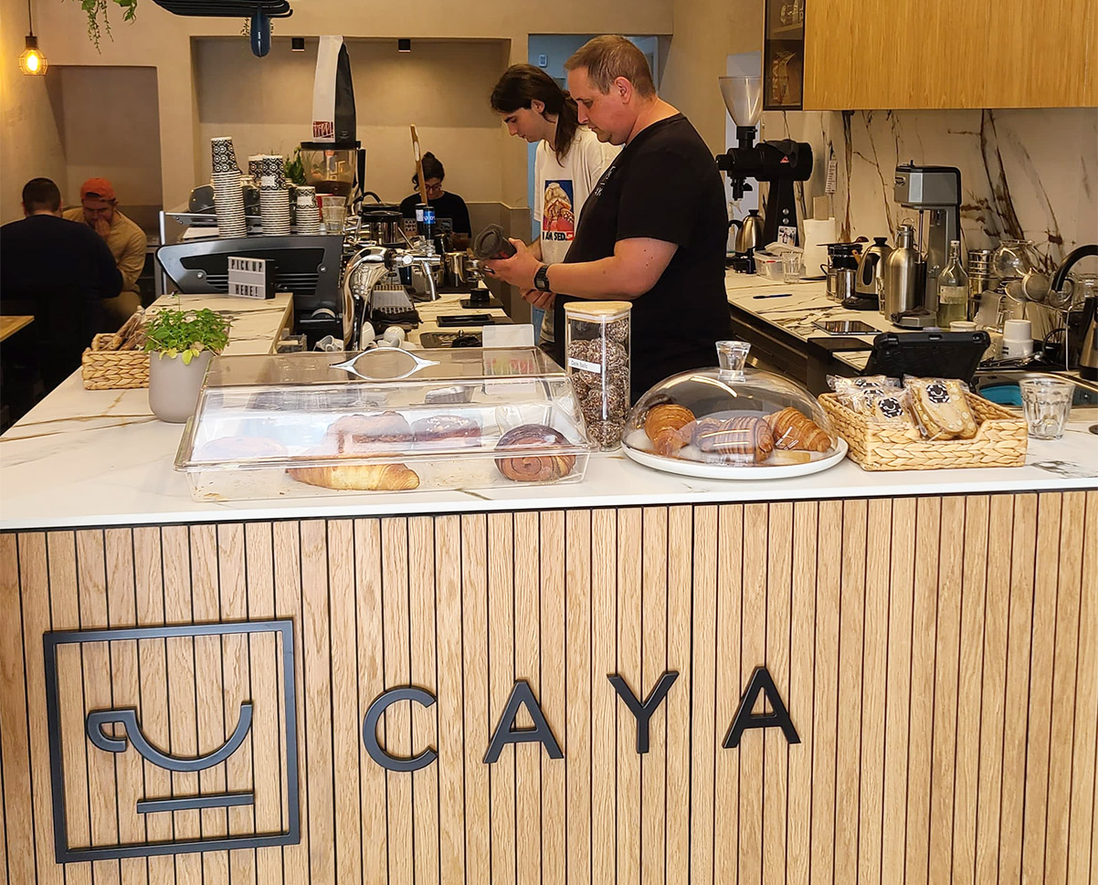 מאפים, עוגות ועוגיות ליד הקפה ב-Caya. צילום: מגזין שותים