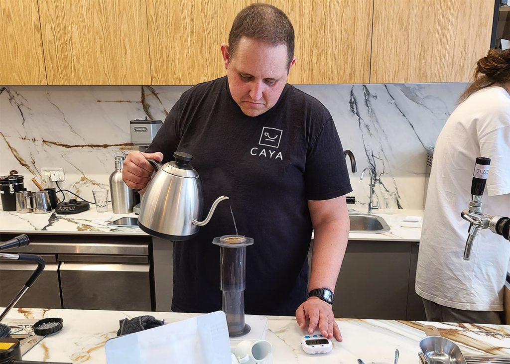 גבי גלוק מבית הקפה Caya ברעננה מכין קפה באירופרס. צילום: מגזין שותים