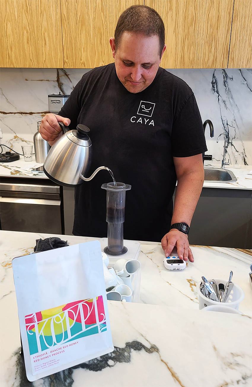 גבי גלוק מ-Caya ברעננה מכין קפה ספיישלטי. צילום: מגזין שותים