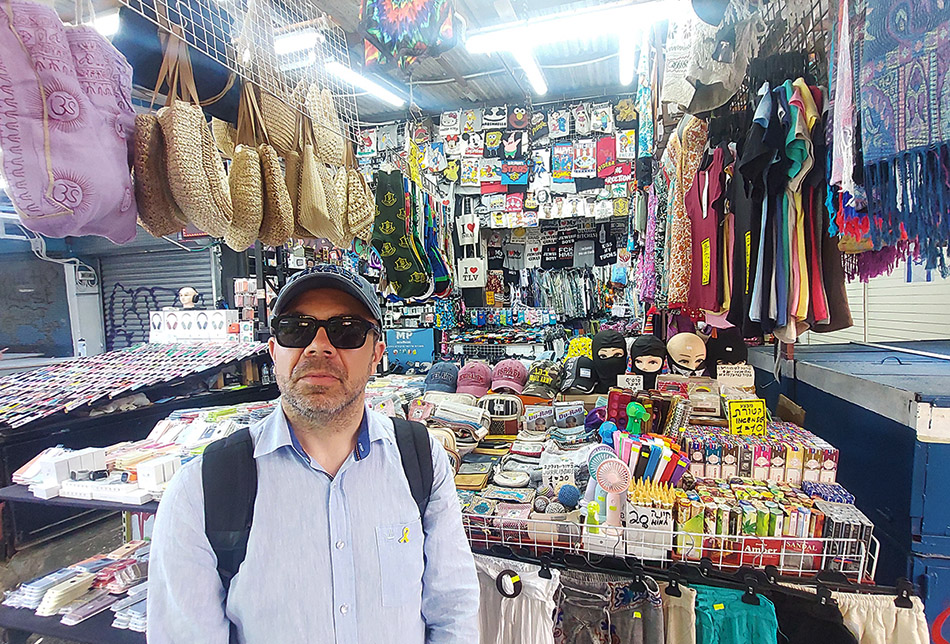 הרופא ד"ר דניאל כהן מצרפת בשוק הכרמל. צילום: איתי שקד