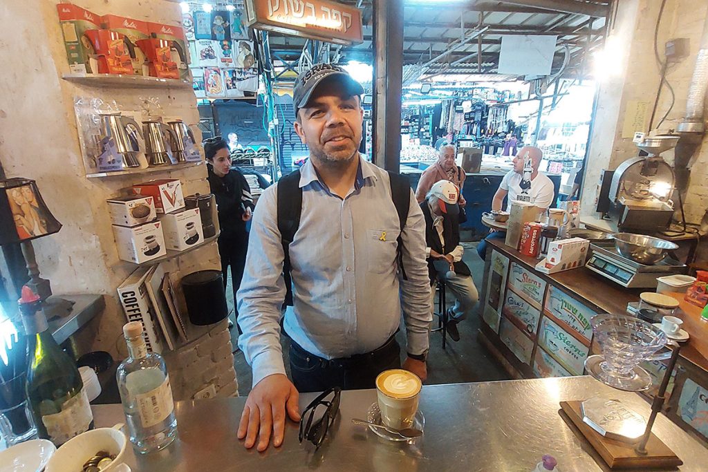 ד"ר דניאל כהן מצרפת מגיע לשוק הכרמל לעודד ולשתות קפה. צילום: איתי שקד