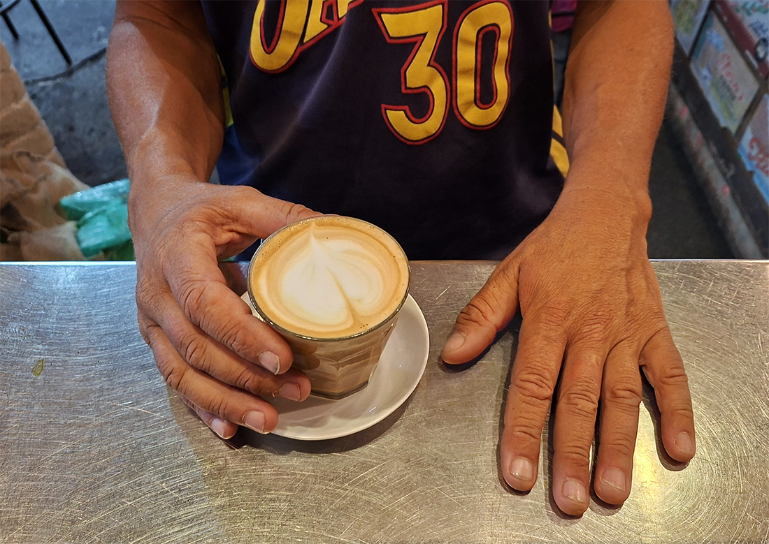 קארל הנווד השמח ביותר בעולם עם קפוצ'ינו גדול בשוק הכרמל. צילום: איתי שקד