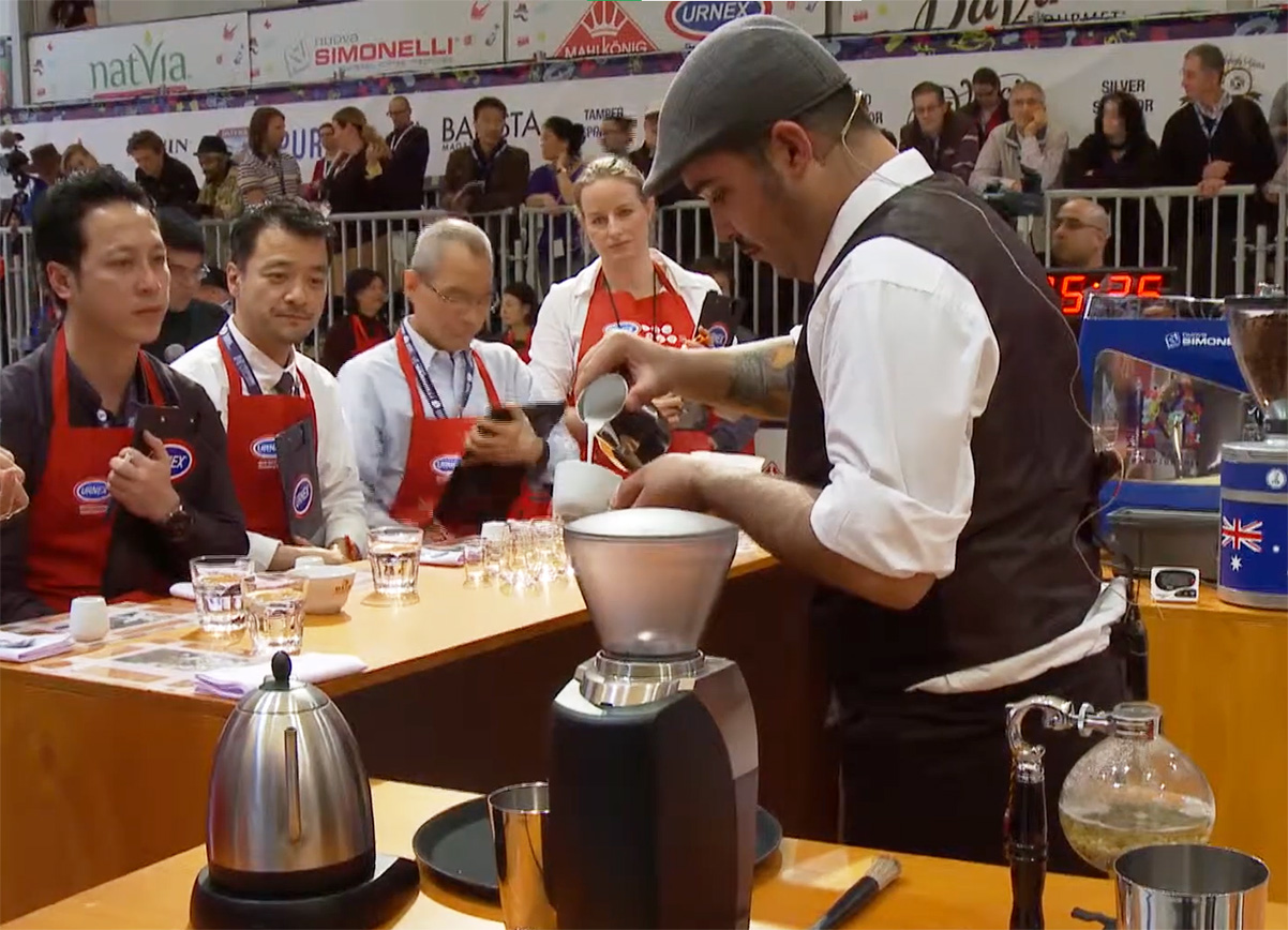 הבריסטה מצ'ילה כריסטיאן ורה בתחרות World Barista Championship 2013. צילום: YouTube/@WorldCoffeeChampionships