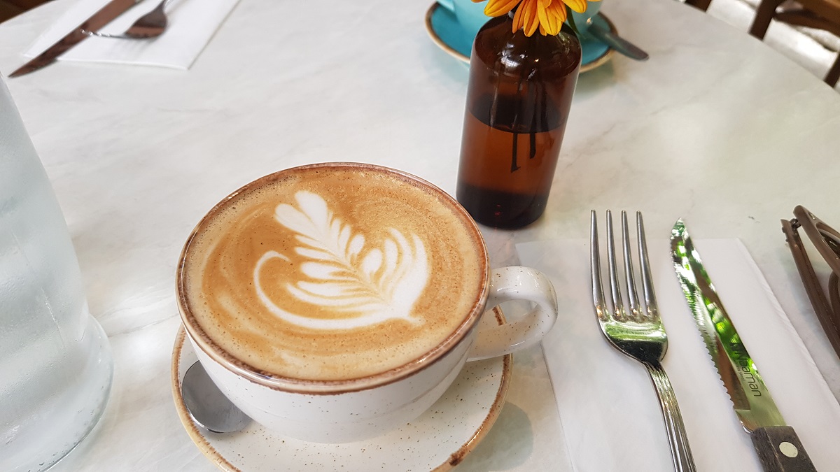 קפוצ'ינו בבית הקפה סיטיזן גרדן בתל אביב