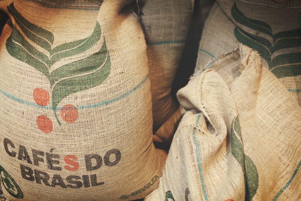 שקים של פולי קפה מברזיל. צילום: Diego Catto