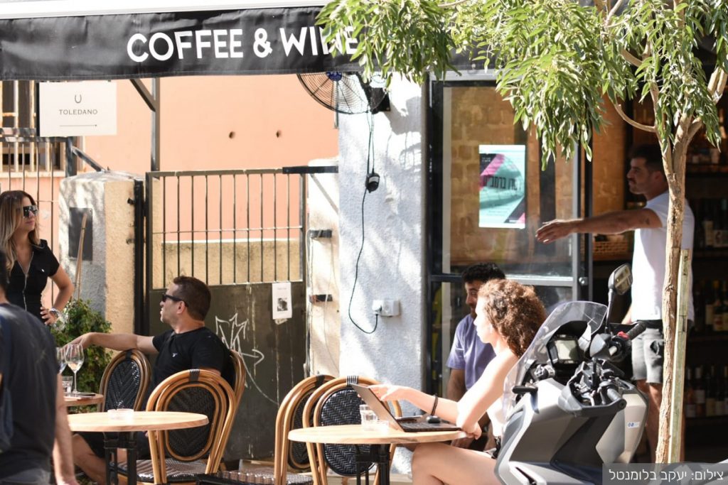קפה בכרם בשוק הכרמל. צילום: יעקב בלומנטל