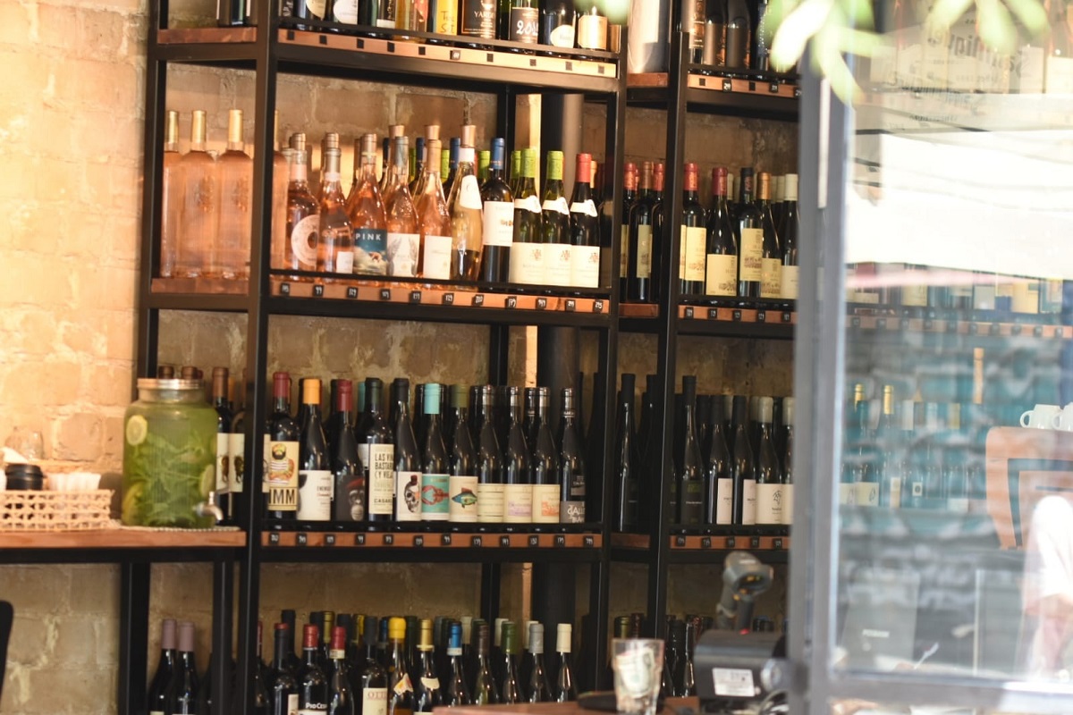 בקבוקי יין בקפה בכרם החדש בתל אביב. צילום: יעקב בלומנטל